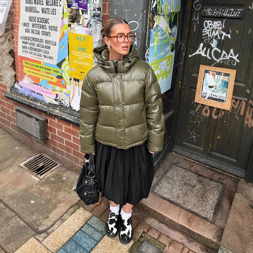 Damen Kurze glänzende Steppjacke mit Kapuze und boxy Silhouette Drune