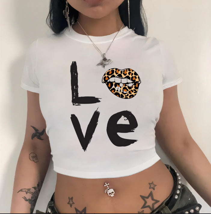 Damen Crop-T-Shirt mit animalistischem Lippenmotiv und auffälligem Schriftzug Drune