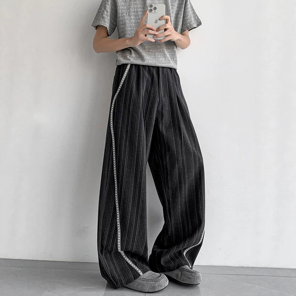 Herren weite Baggy-Hose in Anzugoptik mit feinem Nadelstreifen und geflochtener Seitenpaspel Drune