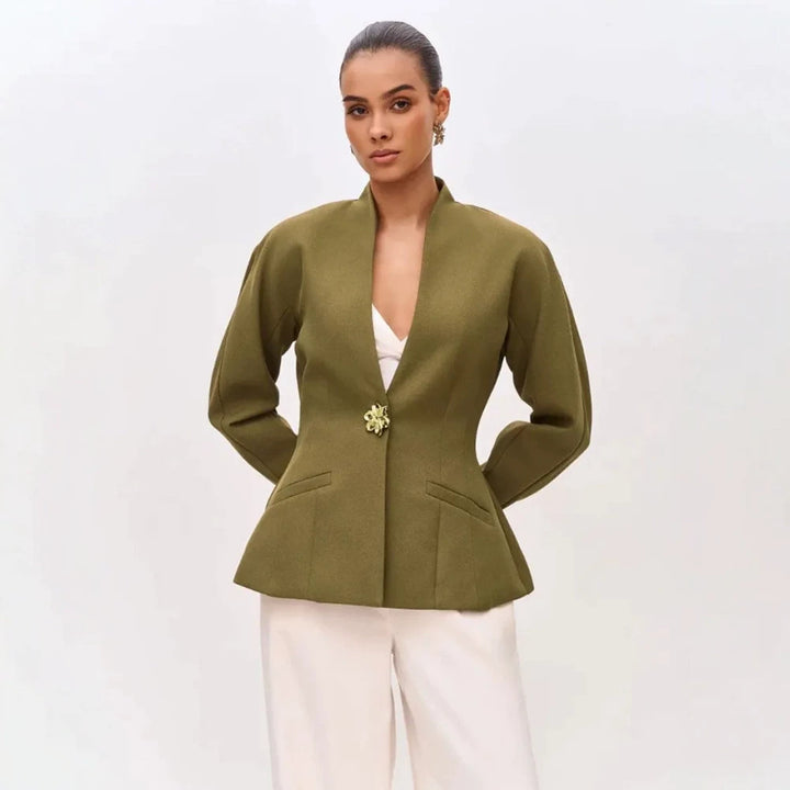 Damen Skulptural taillierte Jacke mit Schößchen, Stehkragen und Schmuckbrosche Drune