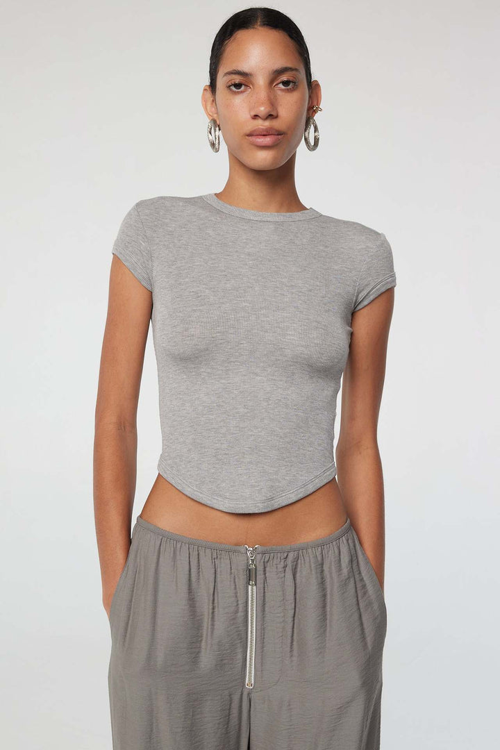 Damen körpernahes Kurzarm-Shirt mit Rundhalsausschnitt Drune