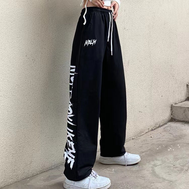 Damen nan locker geschnittene Wide‑Leg Jogginghose mit hohem Bund und markantem Seitenschriftzug Drune