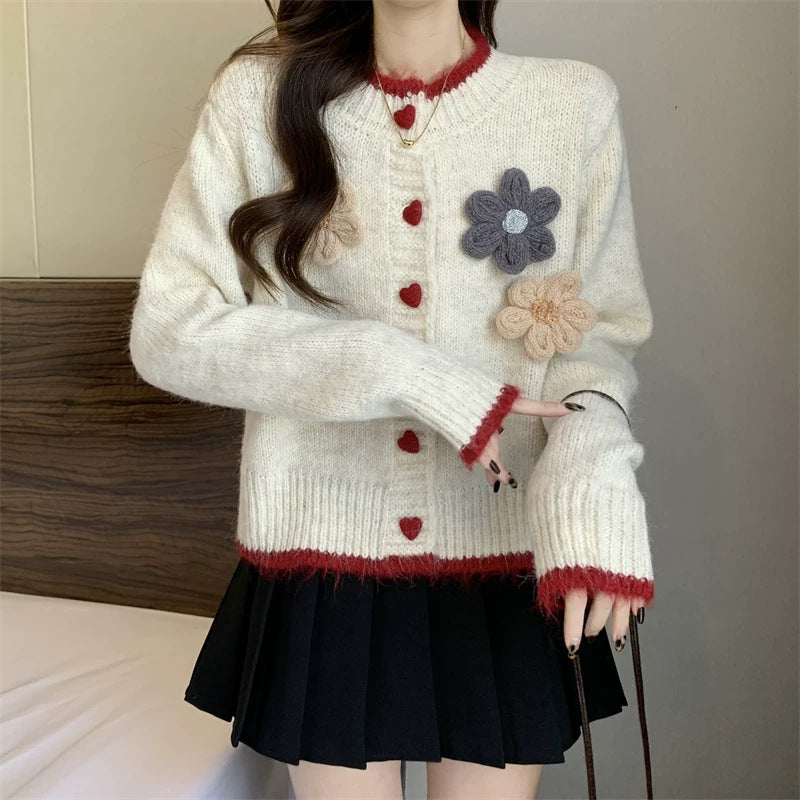 Damen verspielte Strickjacke mit Herzknopfverschluss und floralen Applikationen Drune