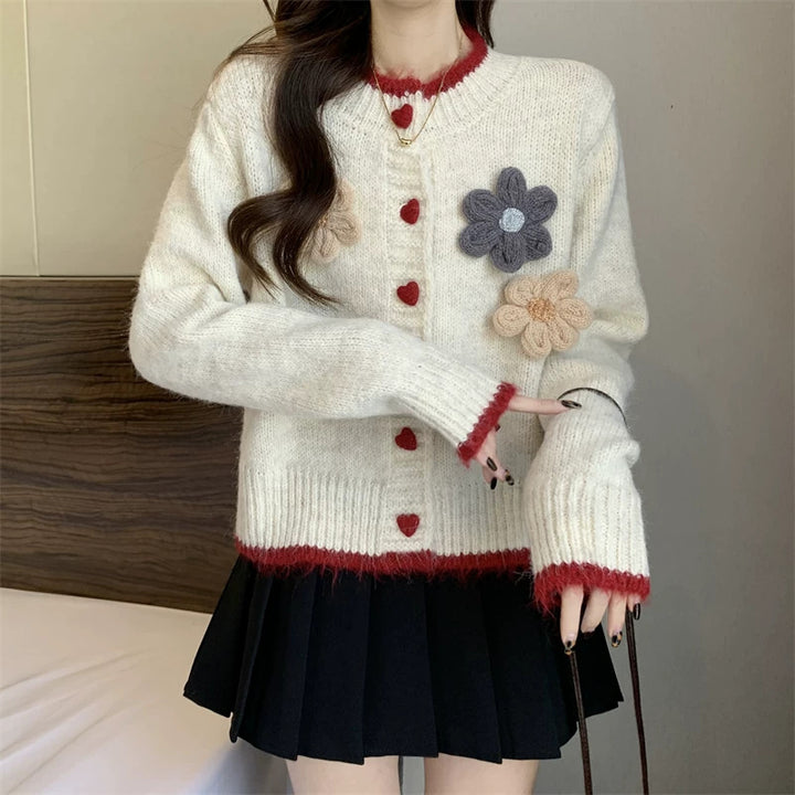 Damen verspielte Strickjacke mit Herzknopfverschluss und floralen Applikationen Drune
