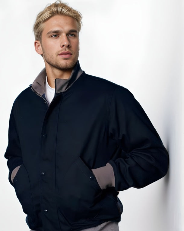 Herren Kurzblouson mit Stehkragen, verdeckter Druckknopfleiste und Rippbündchen Drune