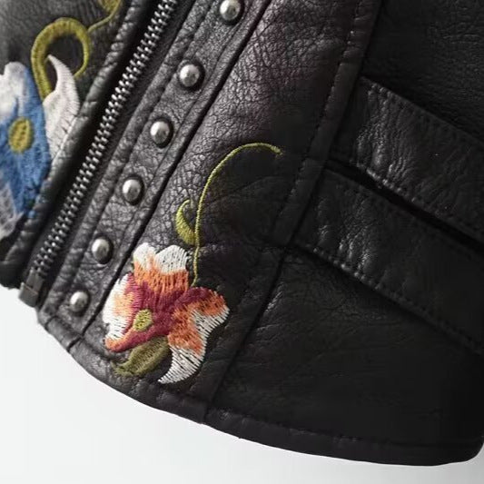 Damen Kurz‑Bikerjacke aus veganer Lederoptik mit bestickten Blumenapplikationen und Nieten Drune