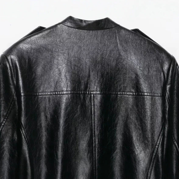 Damen Taillierte Wildlederjacke im Military‑Look mit Stehkragen, aufgesetzten Pattentaschen und verdeckter Knopfleiste Drune