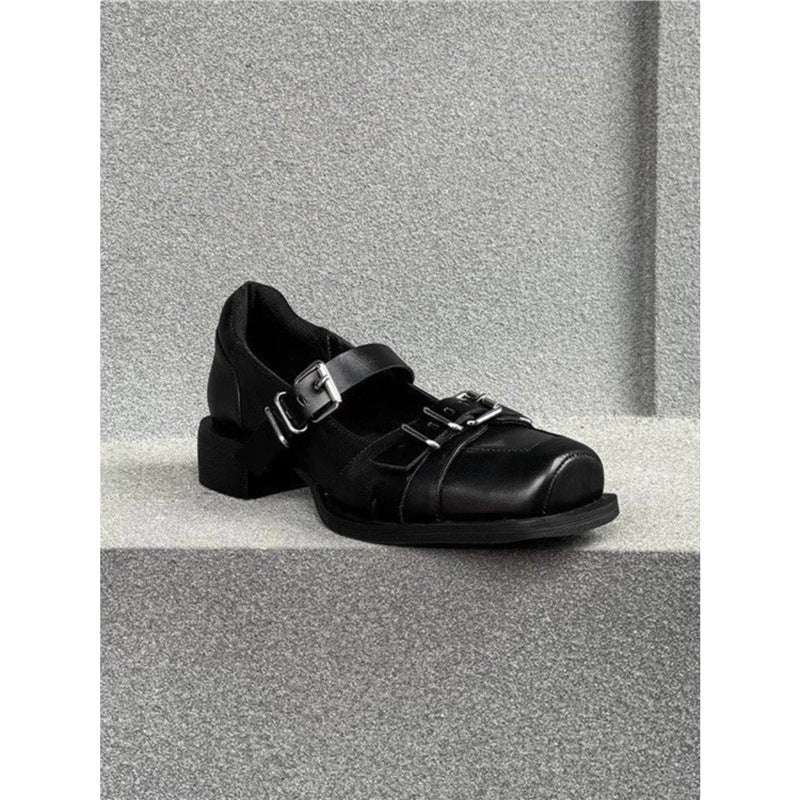 Damen Ledermules mit Schnallenriemen, spitzer Zehenform und Nietenbesatz Drune