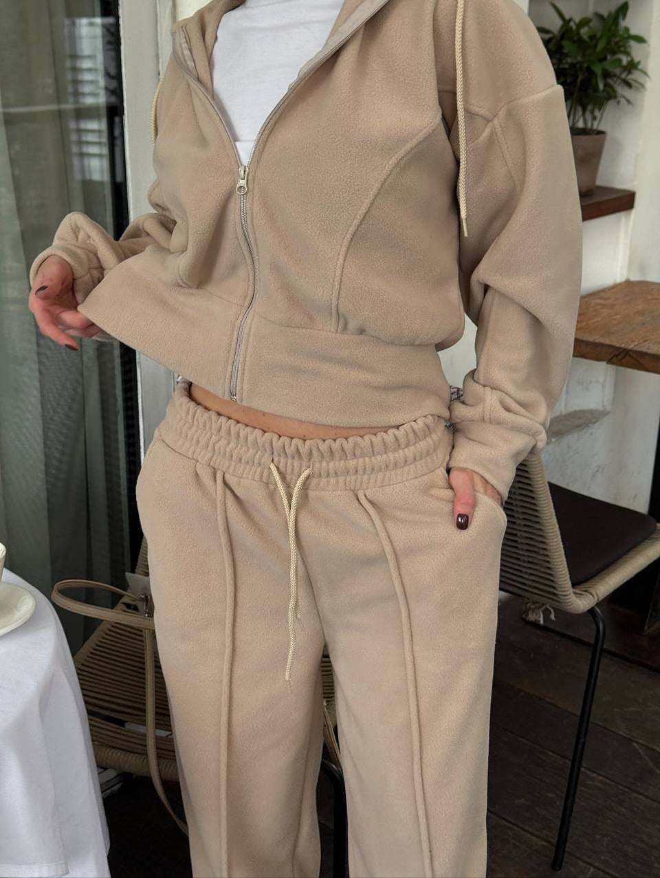 Damen Fleece-Lounge-Set mit kurzem Reißverschluss-Hoodie und taillenhoher Kordel-Jogginghose Drune