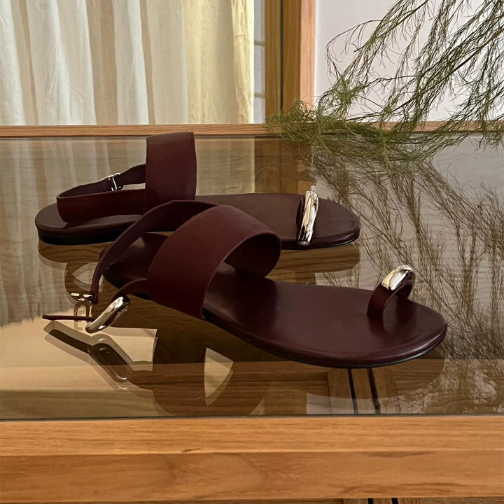 Damen elegante Zehentrenner-Sandalen mit modischen Riemen und metallic Akzent Drune