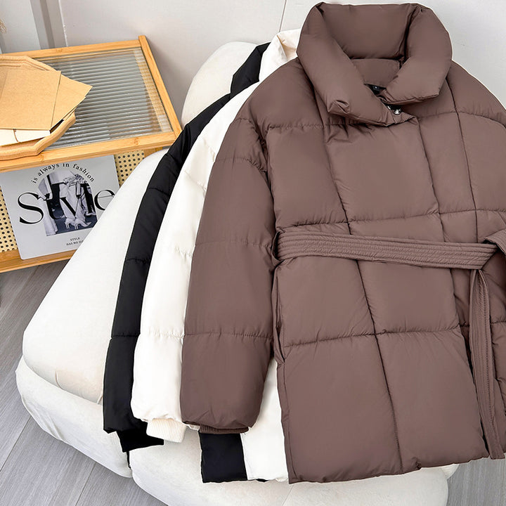 Damen Kurz‑Pufferjacke mit Taillengürtel, breitem Stehkragen und Kassettensteppung Drune