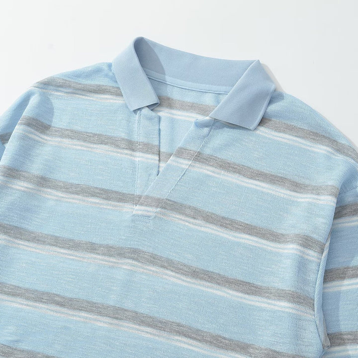 Herren Strick-Poloshirt mit offenem V‑Ausschnitt und feinem Streifenmuster Drune