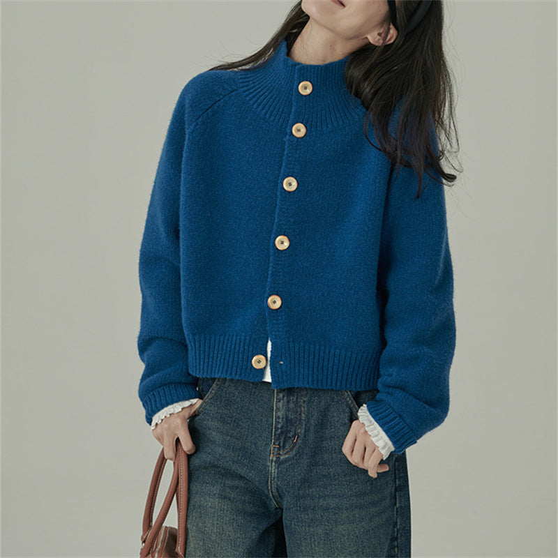 Damen Strickjacke mit hohem Kragen und großen Holzknöpfen Drune