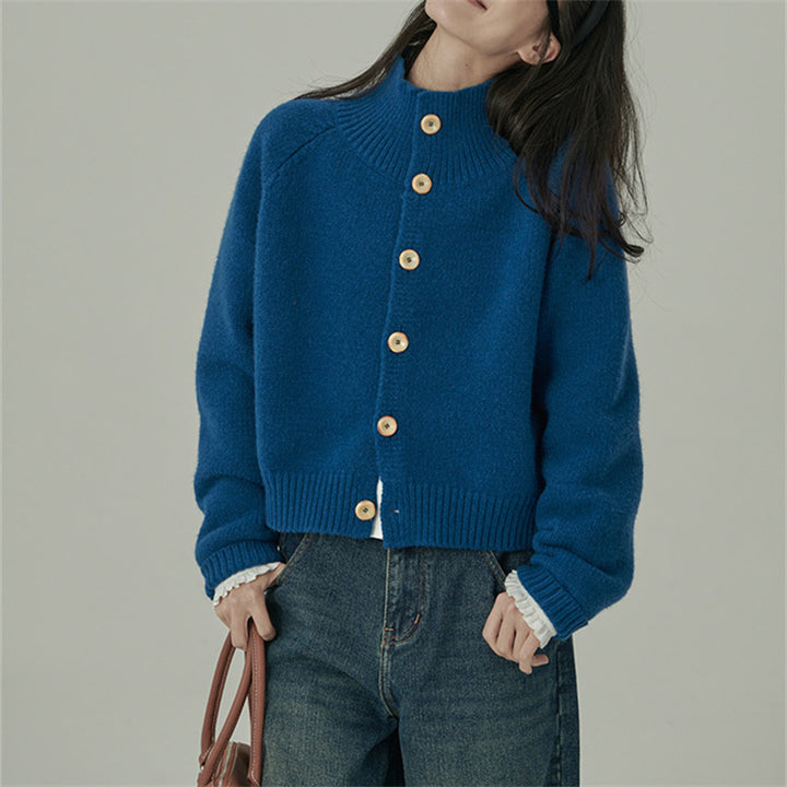 Damen Strickjacke mit hohem Kragen und großen Holzknöpfen Drune