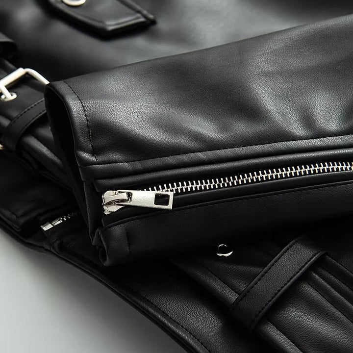 Damen nan asymmetrische Bikerjacke aus veganem Lederimitat mit Schulterklappen, mehreren Reißverschlusstaschen und taillierbarem Gürtel Drune