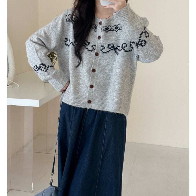 Damen Verspielter Strickcardigan mit Holzknöpfen und traditionellen Mustern Drune