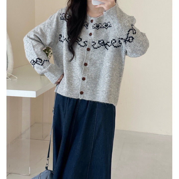 Damen Verspielter Strickcardigan mit Holzknöpfen und traditionellen Mustern Drune