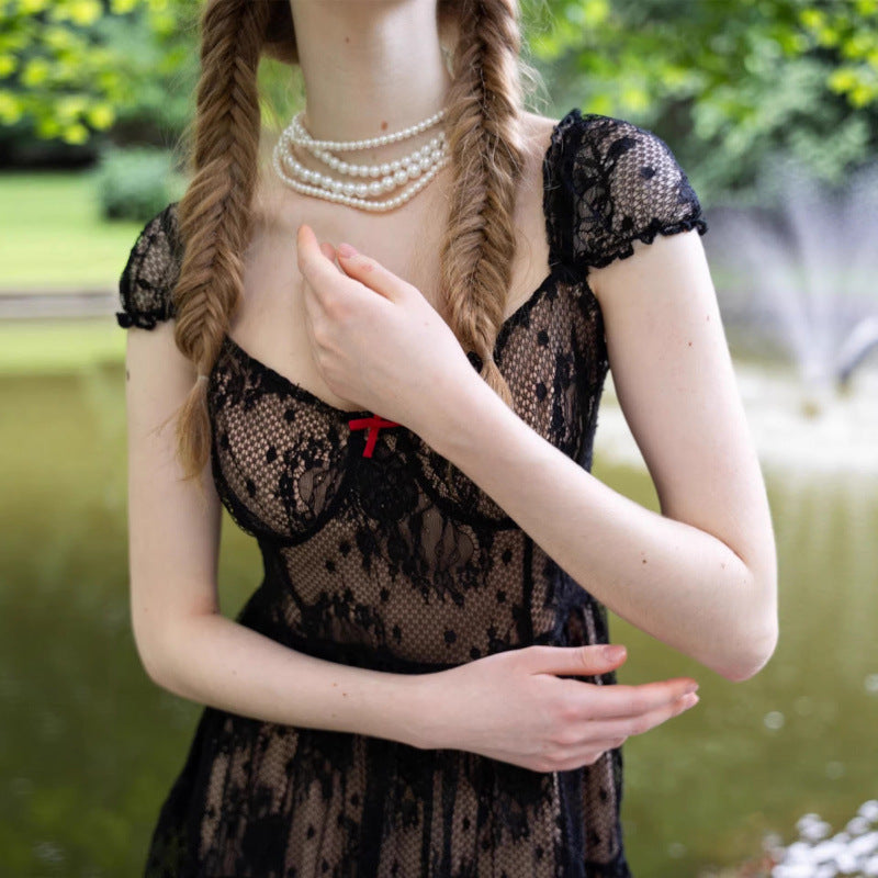 Damen Spitzenkleid mit verspielten Rüschendetails und transparentem Design Drune