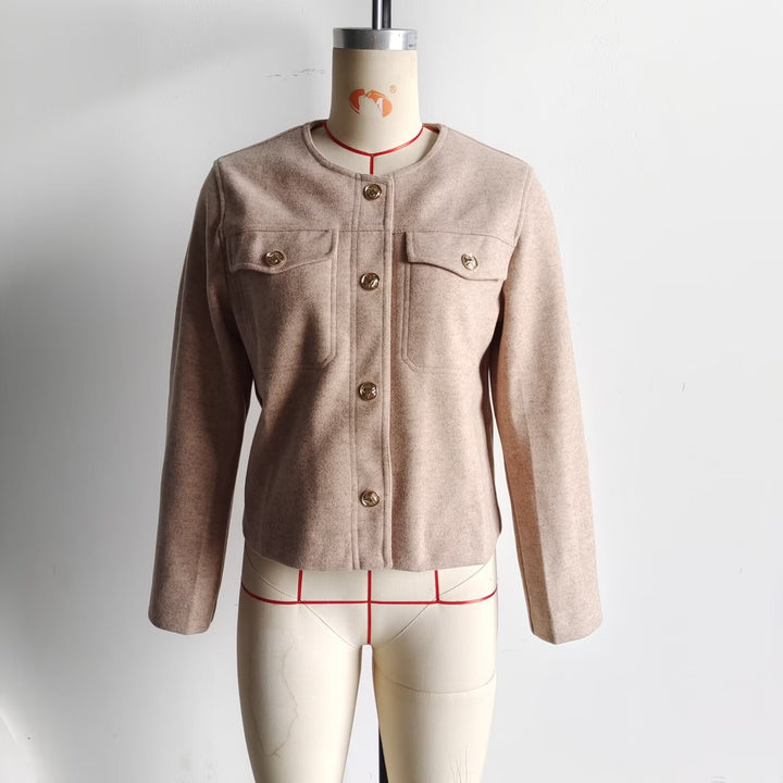 Damen nan strukturierte Kurzjacke mit Rundhals, Brusttaschen und dekorativer Metallknopfleiste Drune