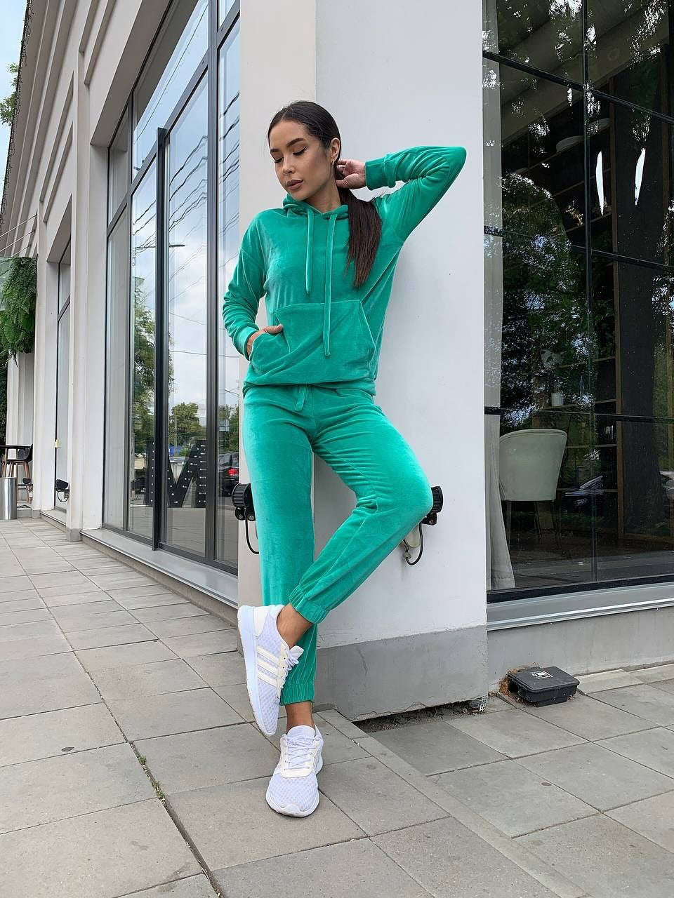 Damen Samt-Loungewear-Set mit kurz geschnittener Kapuzenjacke und Kordelzug-Jogginghose Drune