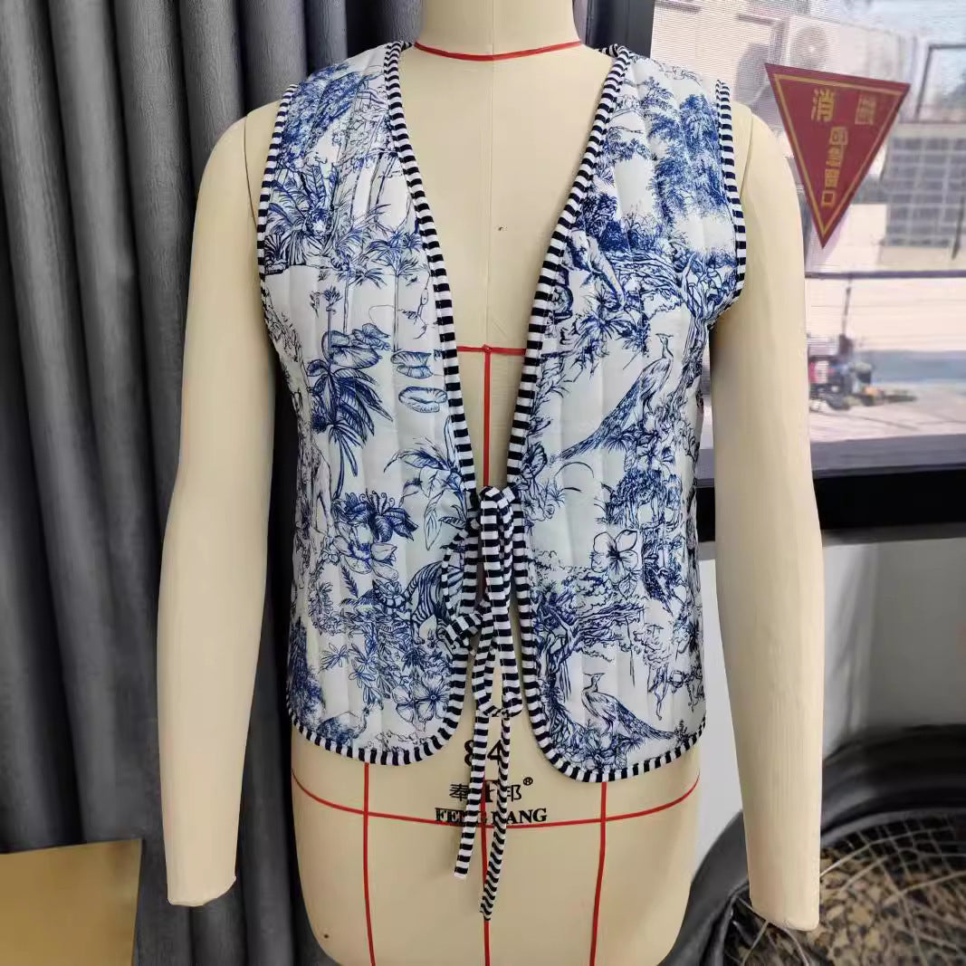 Damen Patchwork‑Weste mit Bindeband, gestreifter Innenverarbeitung und Kontrastpaspel Drune