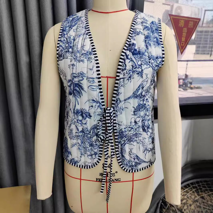 Damen Patchwork‑Weste mit Bindeband, gestreifter Innenverarbeitung und Kontrastpaspel Drune