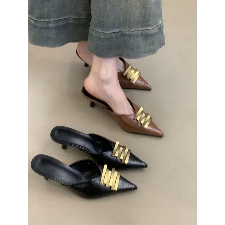 Damen Spitz zulaufende Lederoptik-Mules mit skulpturiertem Kitten‑Heel und goldener Wellenapplikation Drune
