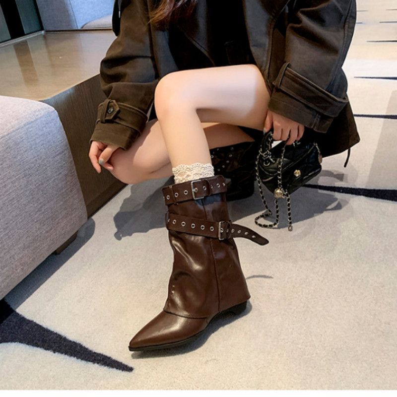 Damen Slouch-Stiefel mit spitzer Zehenpartie, Schnallenriemen und niedrigem Absatz Drune