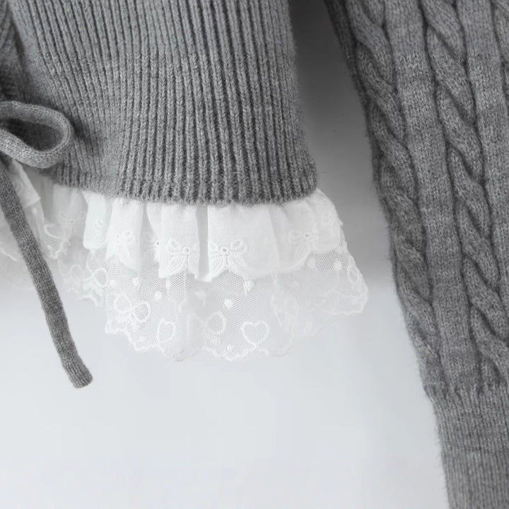 Damen Strickjacke mit Zopfmuster, Knopfleiste und Spitzenvolant Drune