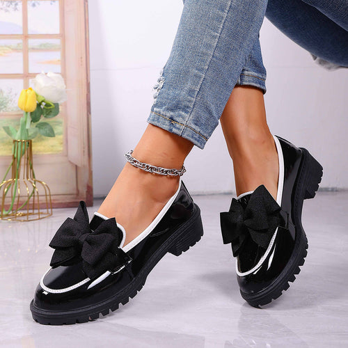 Damen Plateau-Loafer aus Lackimitat mit profilierter Gummisohle und Zierschleife Drune