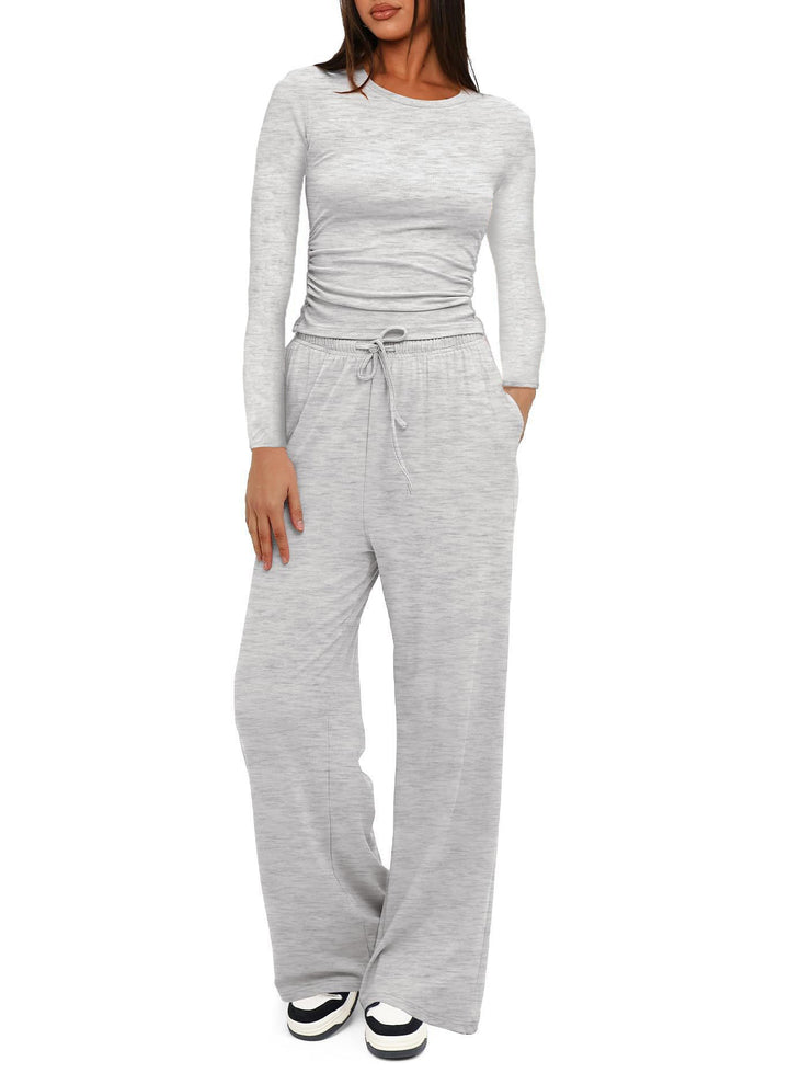 Damen Figurnahe Langarmshirt mit seitlicher Raffung und weiter Tunnelzug-Jogginghose Drune
