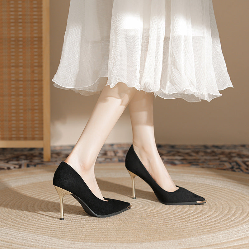 Damen Velours‑Pumps mit schmalem goldfarbenem Stilettoabsatz und Metallkappen‑Detail Drune