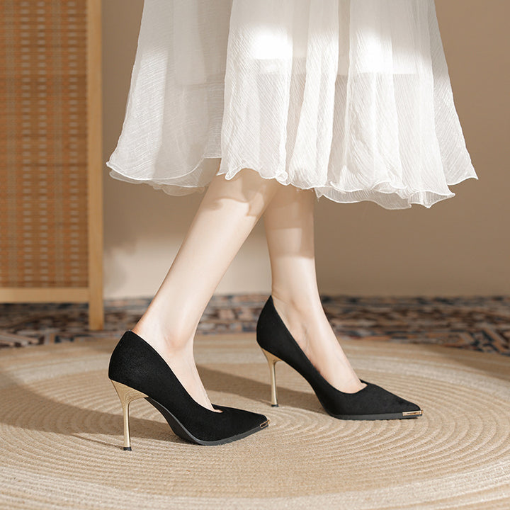 Damen Velours‑Pumps mit schmalem goldfarbenem Stilettoabsatz und Metallkappen‑Detail Drune