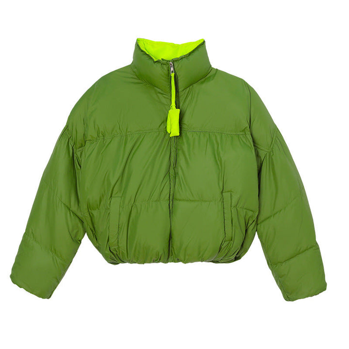 Damen kurze gepolsterte boxy Pufferjacke mit zweilagigem Stehkragen und verdecktem Reißverschluss.