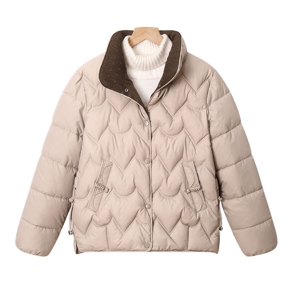 Damen nan kurze gesteppte Pufferjacke mit dekorativer Bogensteppung und Druckknopfblende Drune