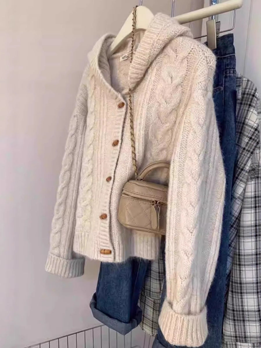 Damen Kapuzen-Strickjacke mit Zopfstrick, Holzknopfleiste und kastiger Silhouette Drune