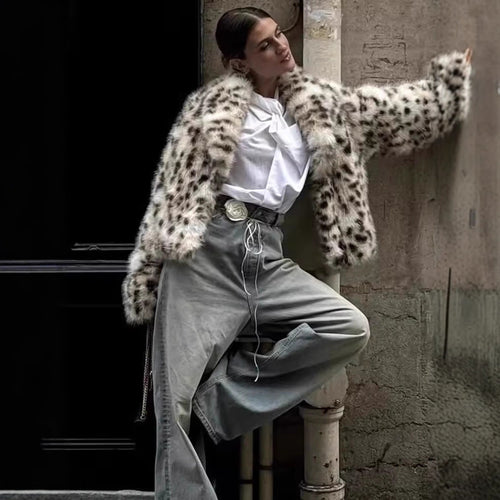 Damen Kurzjacke aus Kunstpelz im Dalmatiner‑Look mit kastiger Silhouette und weitem Schalkragen Drune