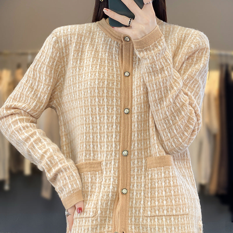 Damen Strickcardigan im Bouclé‑Gittermuster mit Rundhals, Schmuckknopfleiste und aufgesetzten Taschen Drune