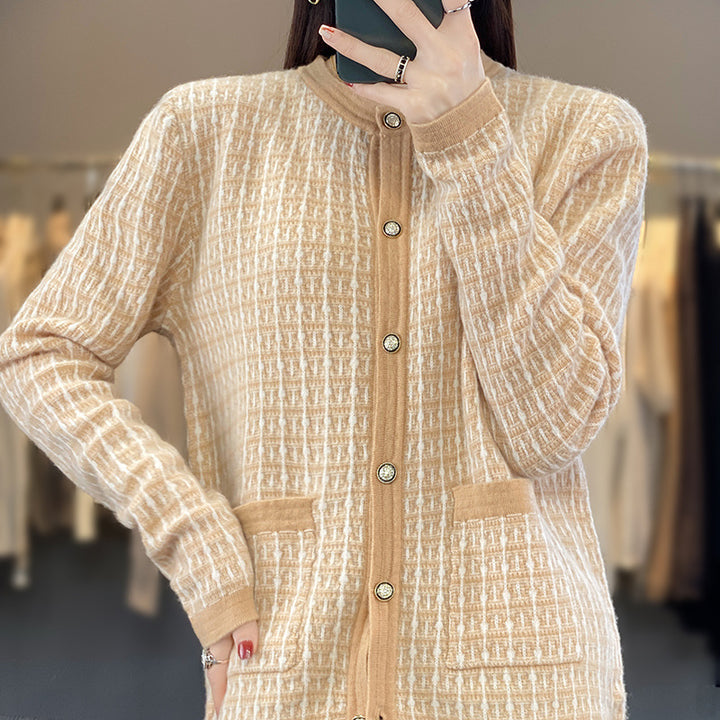 Damen Strickcardigan im Bouclé‑Gittermuster mit Rundhals, Schmuckknopfleiste und aufgesetzten Taschen Drune
