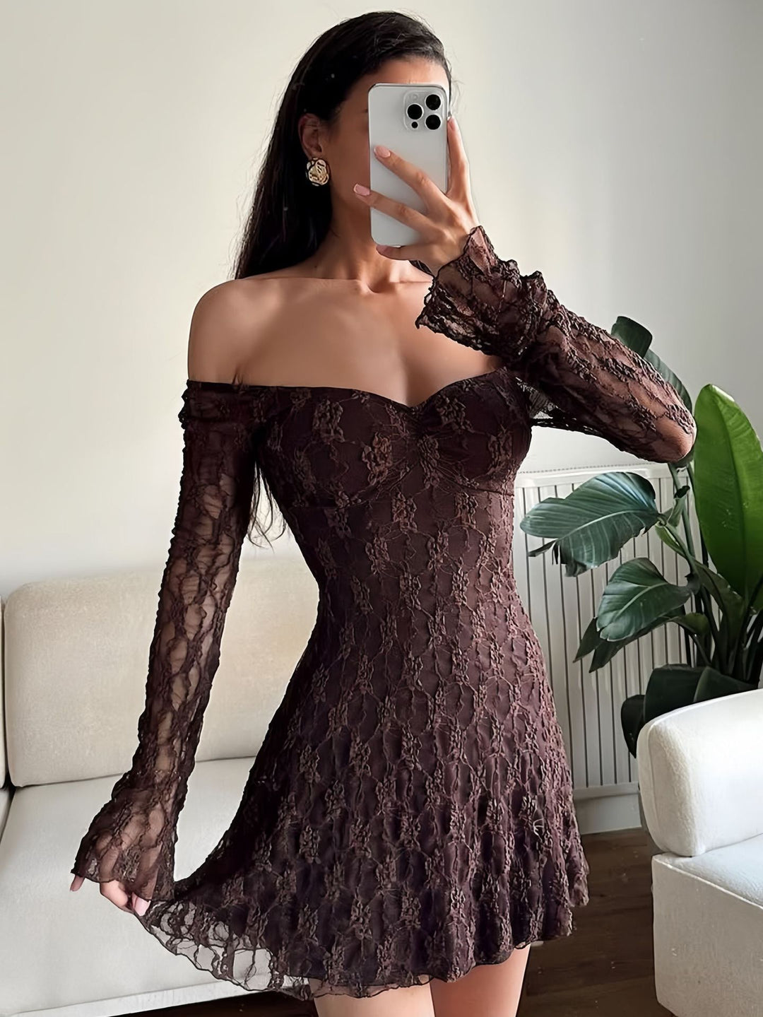 Damen Spitzenkleid mit langen Ärmeln und transparentem Detail Drune