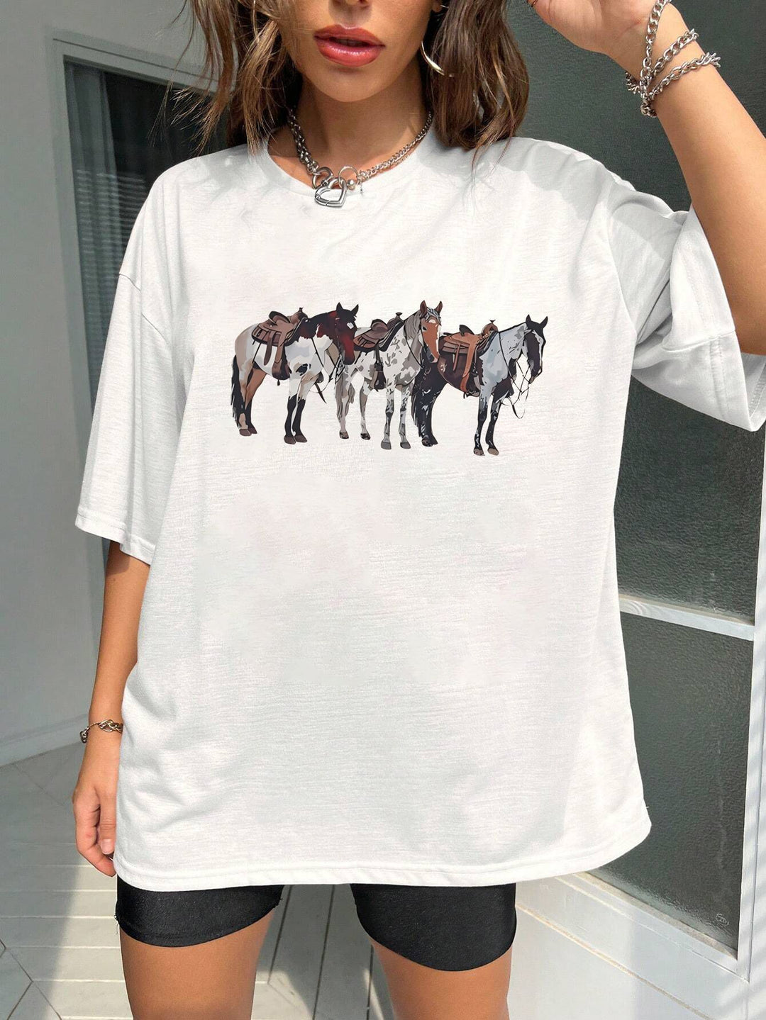 Damen T-Shirt mit künstlerischem Totenkopf-Motiv und lässigem Schnitt Drune