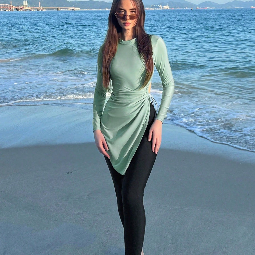 Damen modisches Strandoutfit mit längerem Oberteil Drune