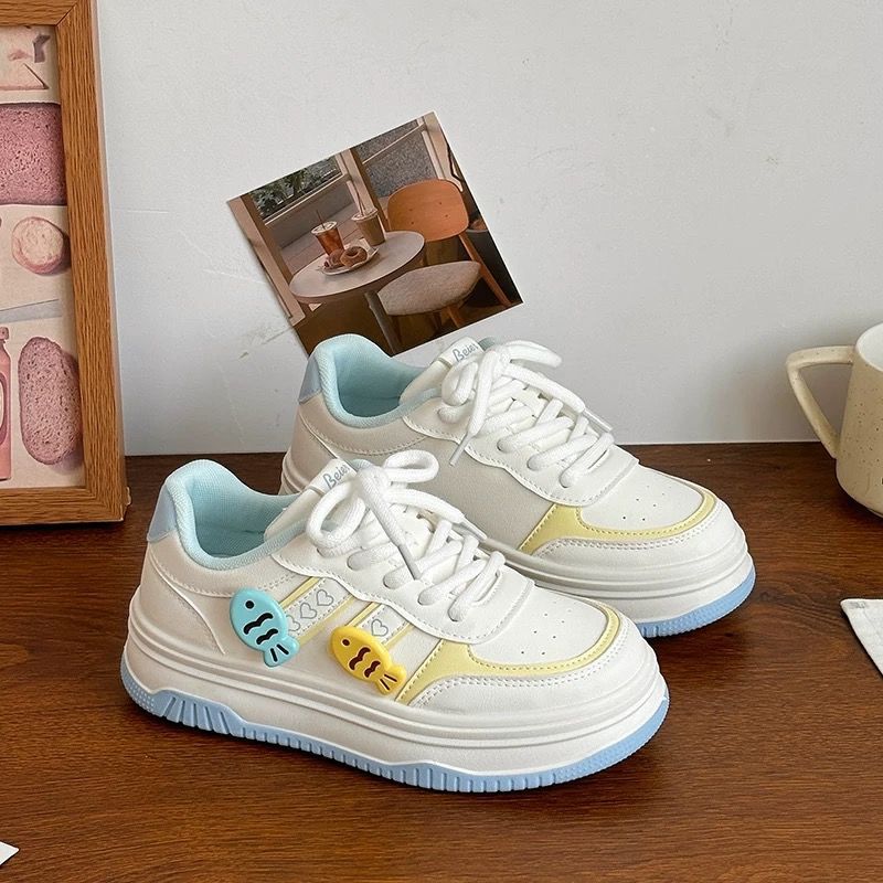 Damen Plateausneaker mit dekorativen Fisch‑Charms und gepolstertem Komfortfußbett Drune