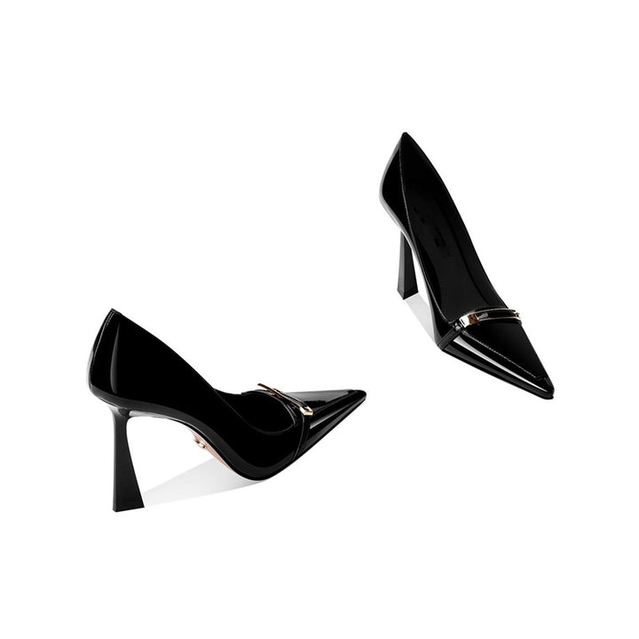 Damen Spitz zulaufende Lack‑Pumps mit skulptiertem Fersenprofil und Schmuckspange Drune