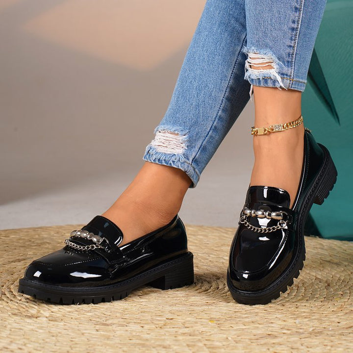 Damen Lack-Loafer mit profilierter Gummisohle und Kettendetail Drune
