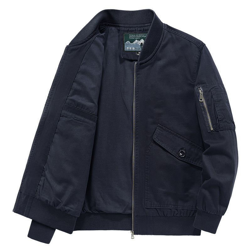 Herren leichter Canvas‑Bomber im Pilotencut mit Zip‑Ärmeltasche und schräg aufgesetzten Pattentaschen Drune