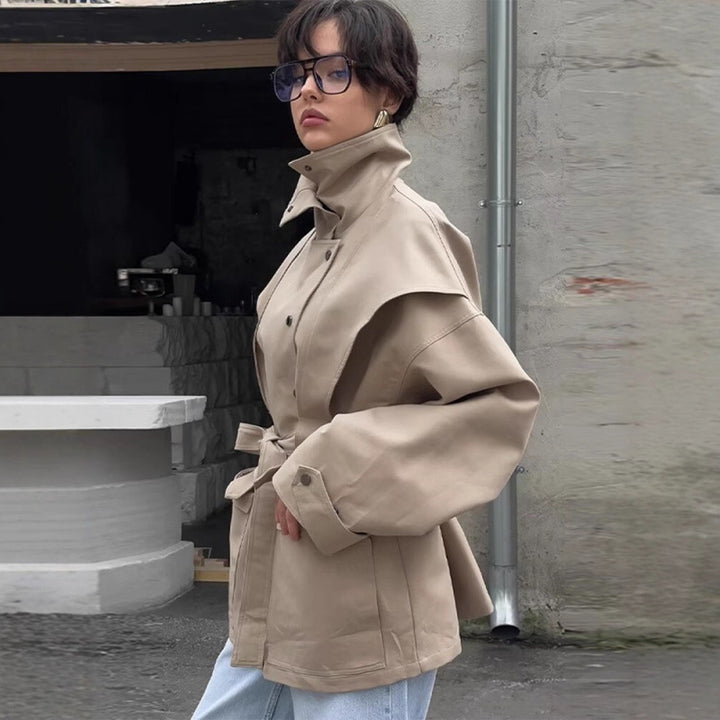Damen 10+ taillierte Kurzjacke mit Schultercape, Stehkragen und Bindegürtel Drune
