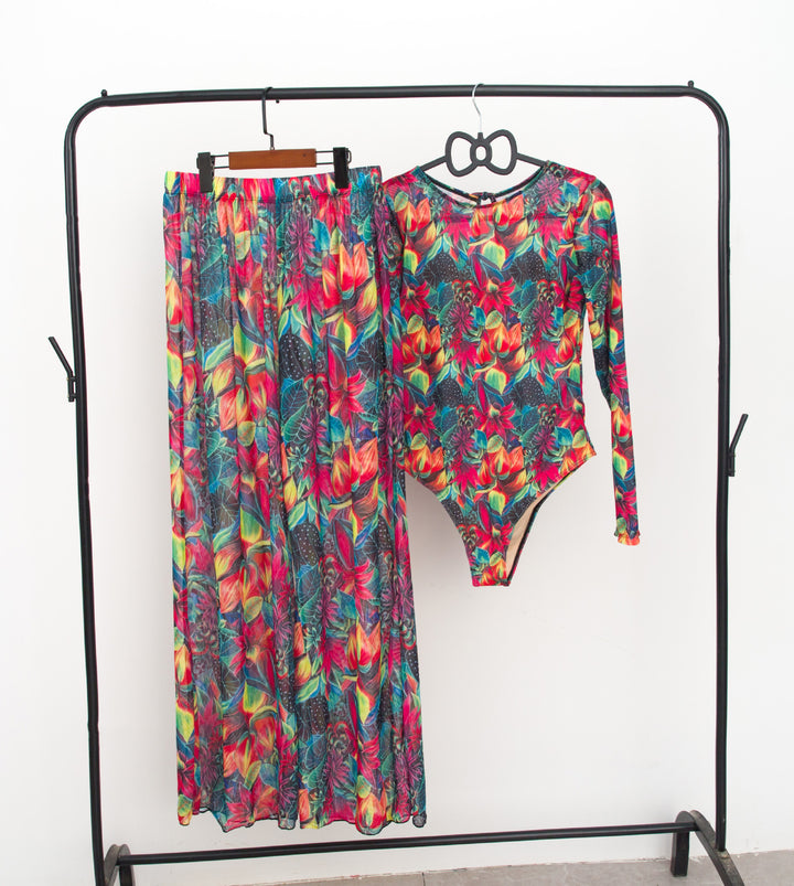 Damen modisches Badeoutfit mit langärmeligen Oberteil und lässigen Pants Drune