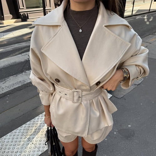 Damen Kurz-Trenchcoat mit tailliertem Gürtel, weitem Revers und kastiger Silhouette Drune