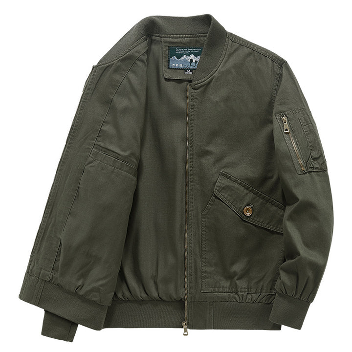 Herren leichter Canvas‑Bomber im Pilotencut mit Zip‑Ärmeltasche und schräg aufgesetzten Pattentaschen Drune